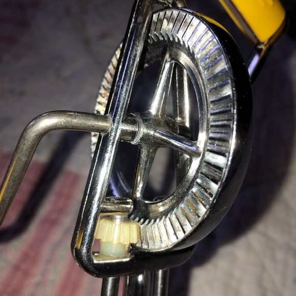 Vintage Handheld Egg Beater with Yellow Handle, off -grid- camping- used - Picture 5 of 8